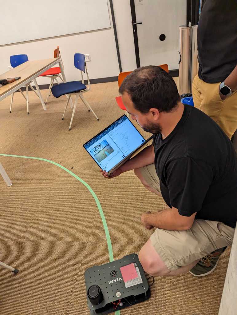 Julien vérifiant la vue de la caméra du rover sur l'itinéraire, via son ordinateur portable.